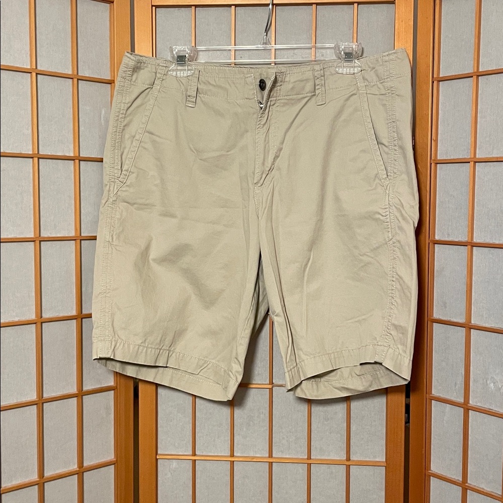 Gap Men's Light Khaki Size 34 Flat Front Shorts 4 pockets Zip & Button Closure